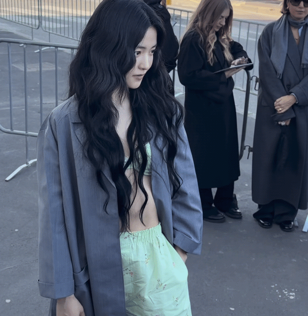 프라다쇼에 참석한 김태리/카리나.gif