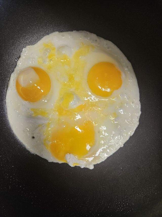 계란후라이에 사람 얼굴이 있네!!