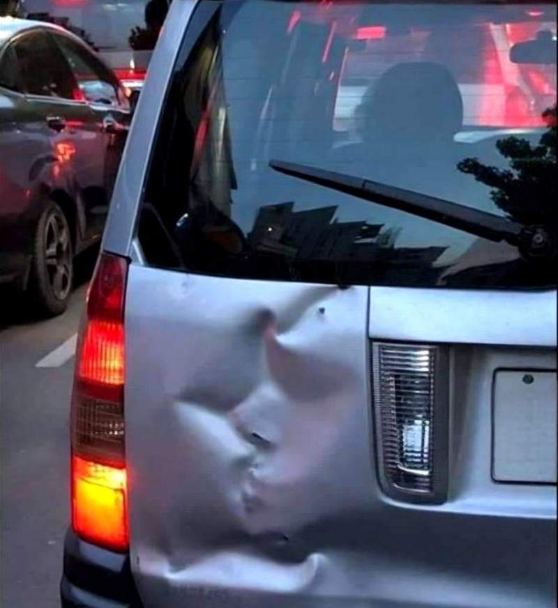 키스하는 모양의 차 찌그러짐 ㄷㄷㄷ