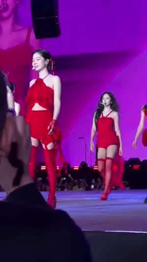 트와이스 레드 컨셉