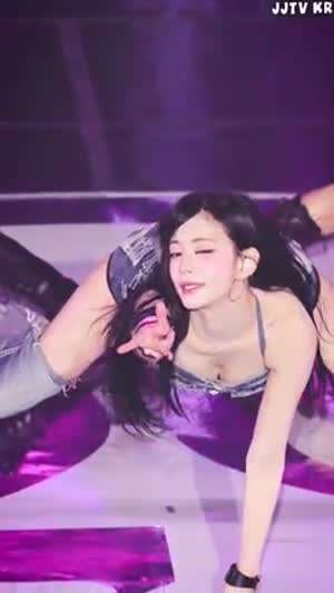 앞으로 숙인 청끈나시 프로미스나인 이채영