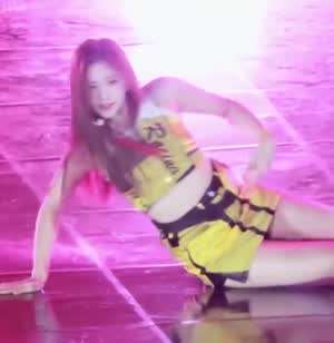 아이브 이서 노란색 짧은 의상 쩍벌 속바지.mp4