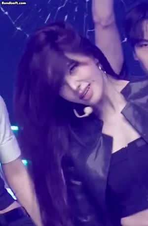 [아이브] 'Bang Bang' 무대 표정 좋은 리즈.gif
