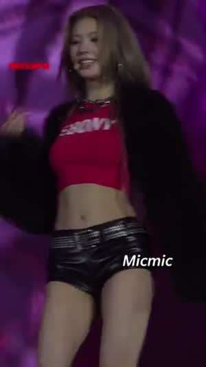 짧은 가죽 핫팬츠에 크롭티 배꼽 아이들 미연