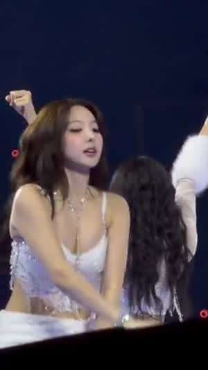 나연 화려한 장식의 화이트 브라탑 + 수건 초미니 야한 몸매.mp4