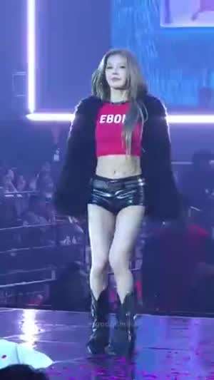 한뼘짜리 가죽핫팬츠 입은 아이들 미연 탄탄한 복부 내전근 허벅지 (스압)