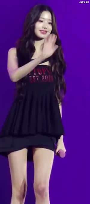 아이브 장원영 블랙치마 얇은 다리 각선미