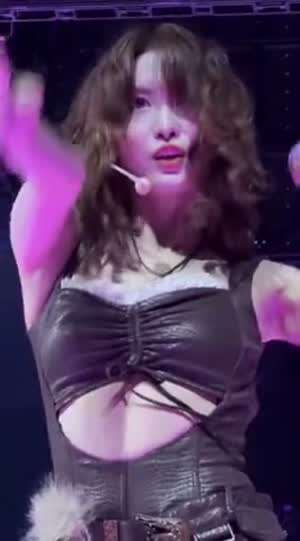 갈색 가죽 란제리룩 바디슈트 가슴골 트와이스 모모