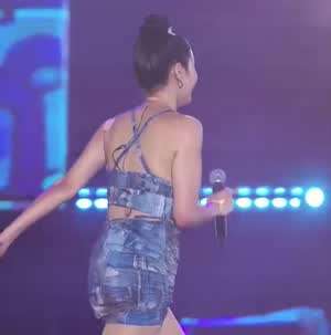 행사 마치고 달려서 퇴장하는 권은비