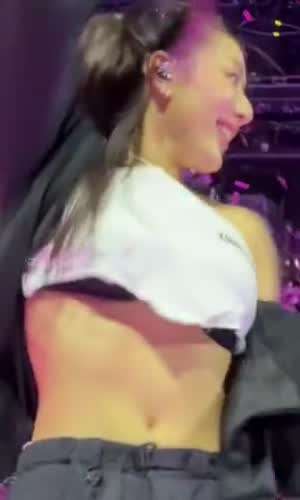 트와이스 지효 아래에서 본 짧은 크롭 나시 언더붑.mp4