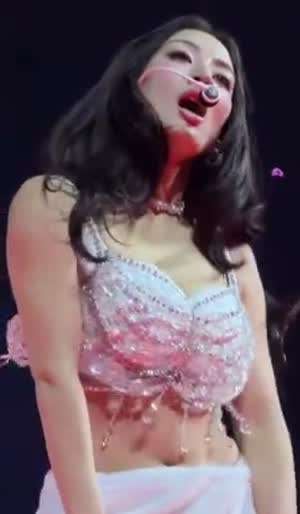 묵직한 보석 란제리 의상 트와이스 지효 건강미