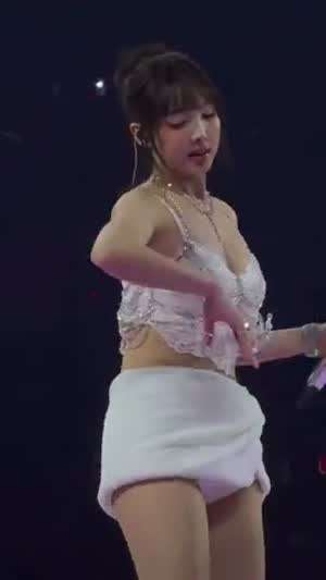 보석 장식 란제리 의상 똥머리 트와이스 나연 뉴욕콘서트