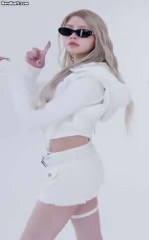 [키키] 하음..특이한 곳에 멜빵이 걸린 의상 ㄷㄷ...GIF