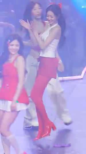 오마이걸 유아 159cm의 넘사벽 비율 레드 스타킹