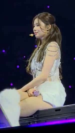 무대 끝에 앉아서 다리 꼰 망사스타킹 트와이스 사나