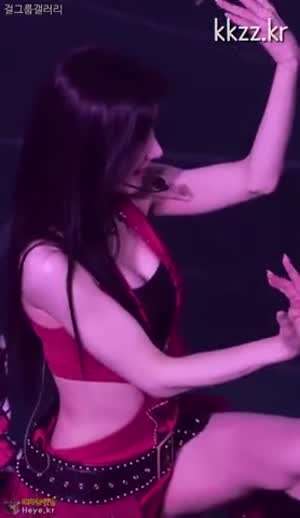 위에서 틈 보이는 ITZY(있지) 채령