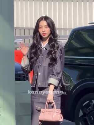 패션위크 출국한다는 에스카 카리나(프라다).MP4