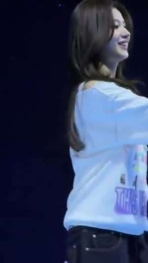 허리에 키티 인형 달고 엉덩이 흔드는 트와이스 사나