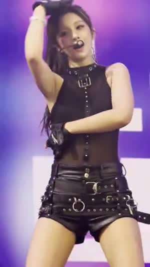 시스루 속 브라탑 엔믹스 설윤 칠레 축제