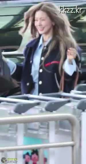 밀라노 가는 아이들 미연 공항 미모