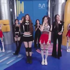 어제자 엠카 아이브 장원영X하츠투하츠 이안.MP4