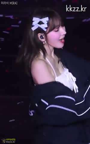 틈 보이는 르세라핌 사쿠라