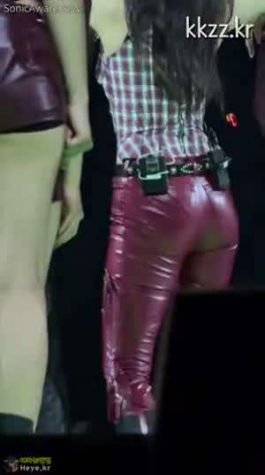 가죽바지 뒤태가 타이트한 트와이스 나연