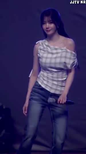 한쪽 어깨 노출 묵직 가슴 볼륨감 권은비.mp4