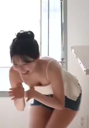 프로미스나인 백지헌 흰 끈나시 예의바른 인사 숙인 가슴골.mp4