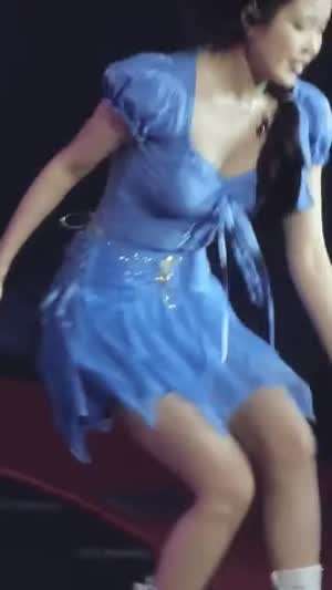 아이유 푸른의상 숙이는 가슴골.mp4