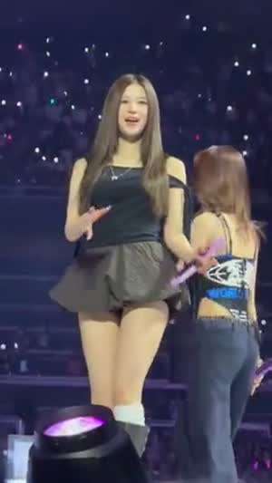 바로 아래에서 본 트와이스 꽃 사나 허벅지