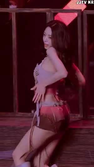 ITZY 유나 쓸어 내리는 슬랜더 몸매 옆라인