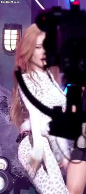 전신 핏한 의상이 잘 어울리는 아이브, 레이...gif