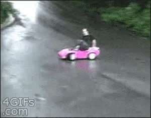 딸아이 어린이용 전동 자동차를 타고 놀다가 난 사고