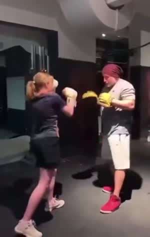 제가 이애를 때려도 될까요?.mp4