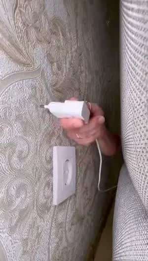 쇼파나 가구 뒤 콘센트 비밀 밝혀짐.gif