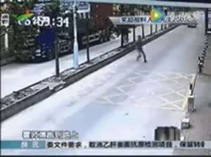 오토바이 타고 도망가는 소매치기 잡는 남자