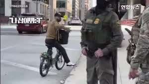 자라니에게 농락당하는 이민자단속반 요원들