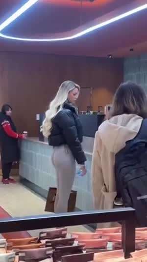 커피 주문하는 서양 유부녀.MP4