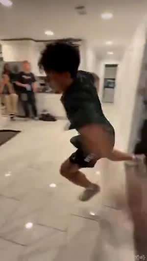 AI로 의심받자 사람들 초청해서 직접 보여줌