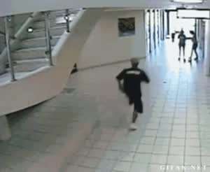 물건 훔치고 도망가다 자동문의 유리를 못 본 도둑