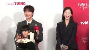 제작 발표회에서 핸드폰 하는 신인배우 태도 논란...