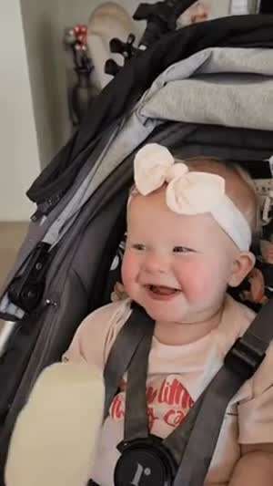 아이스크림을 처음 맛 본 아기