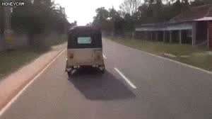 달리는 삼발이 차  타이어 교체하기