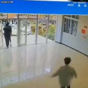 투명 유리에 부딪힌 친구를 놀리며 흉내내던 남자의 최후