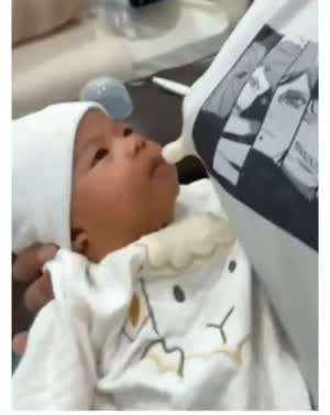 뭔가 의심스럽지만 한 번은 속아주는 아기.gif