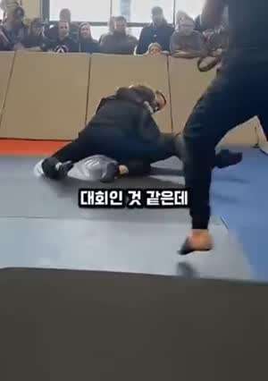 정장입고 하는 주짓수 대회