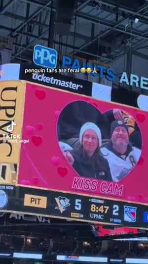 어제 미국 아이스하키장의 키스 캠에 잡힌 커플