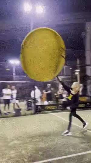 엄청 큰 공으로 하는 테니스