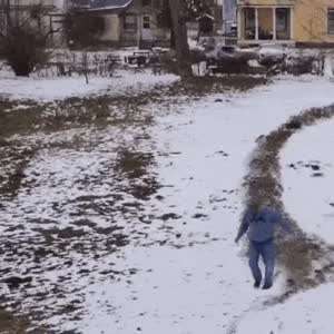 눈밭에서 발자국으로 그린 모나리자